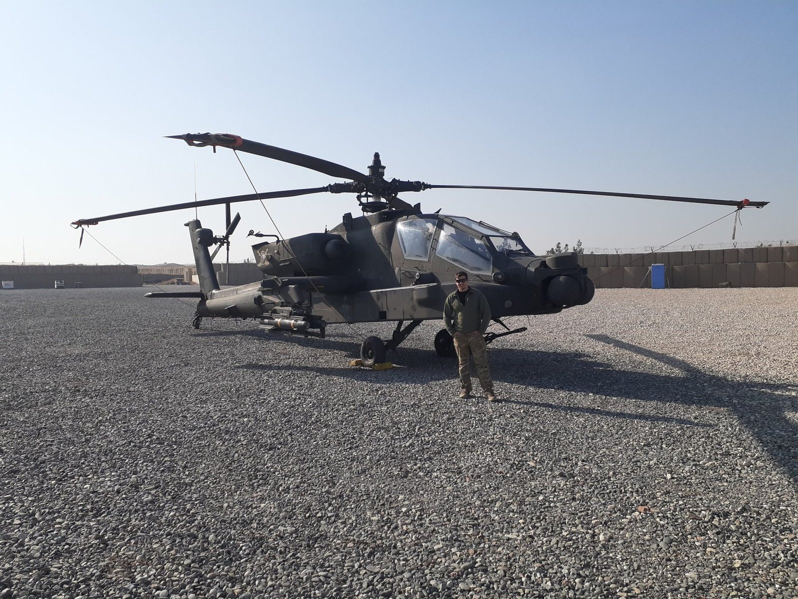 Instruktor przy śmigłowcu Apache na bazie w Afganistanie
